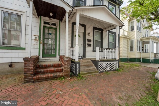 Building Photo - 204 Garden St