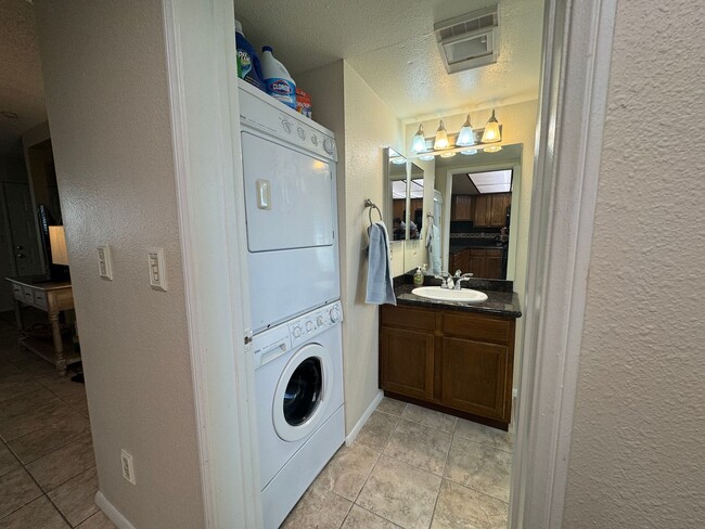 Building Photo - 2BR Furnished with Utilities & Garage, Col...