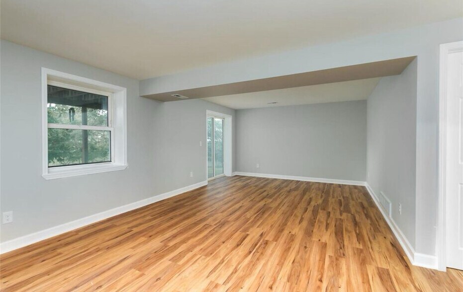 Building Photo - 33 Country Creek Dr