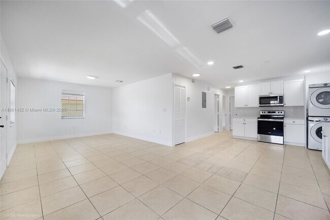 Building Photo - 3653 SW 27th St