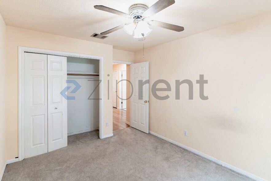 Building Photo - Unit