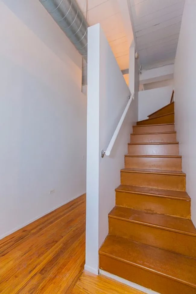 Building Photo - RAVENSWOOD - BEAUTIFUL AND LARGE LOFT FOR ...