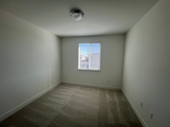 Building Photo - Beautiful Northlake Property Next to Park