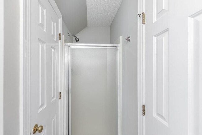 Building Photo - NW Large Updated Home! LR, DR, Den, FP, Ha...