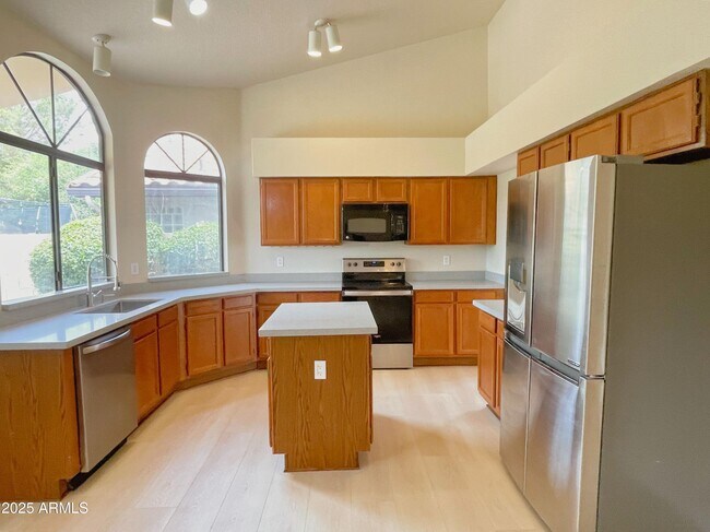 Building Photo - 319 N Riata St