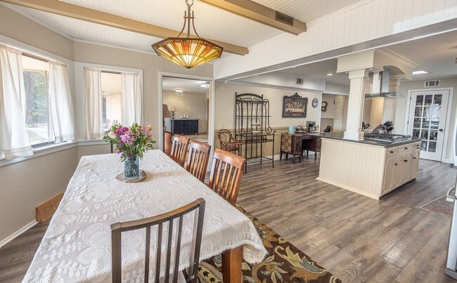 Building Photo - Stunning 4 Bed 3 Bath with a Pool!