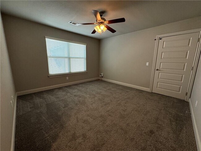 Building Photo - 1806 SW Riverstone Rd