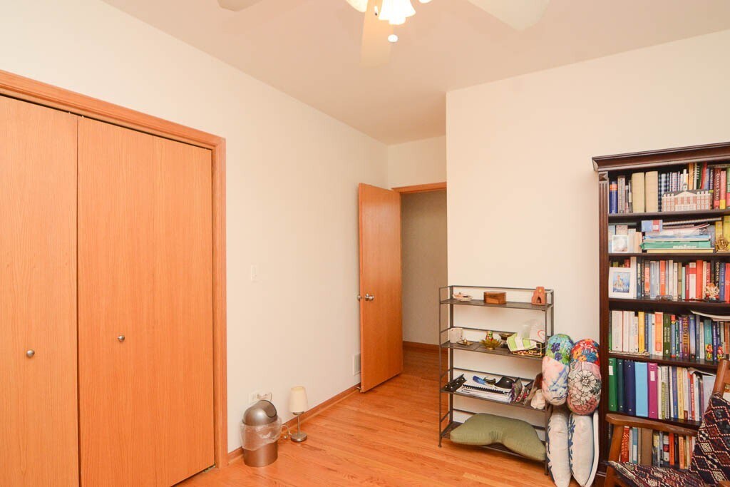 Building Photo - 934 W Leland Ave