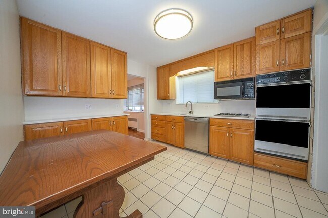 Building Photo - 1457 Manoa Rd