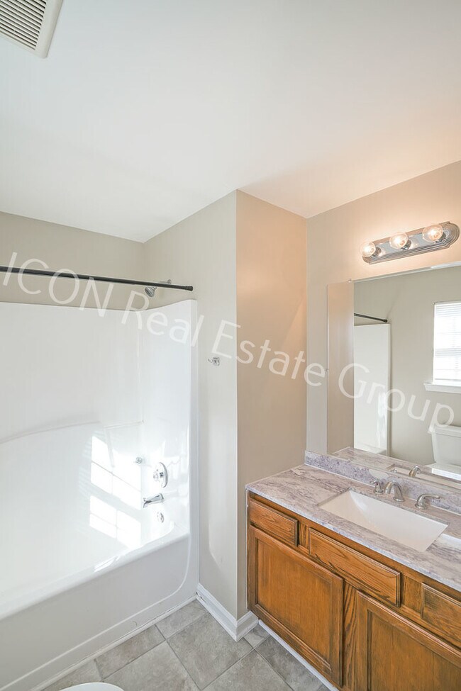 Building Photo - 3/2.5 End unit townhome