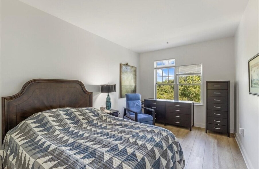 Building Photo - 614 Pond St