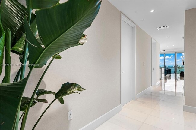 Building Photo - 700 NE 26th Terrace