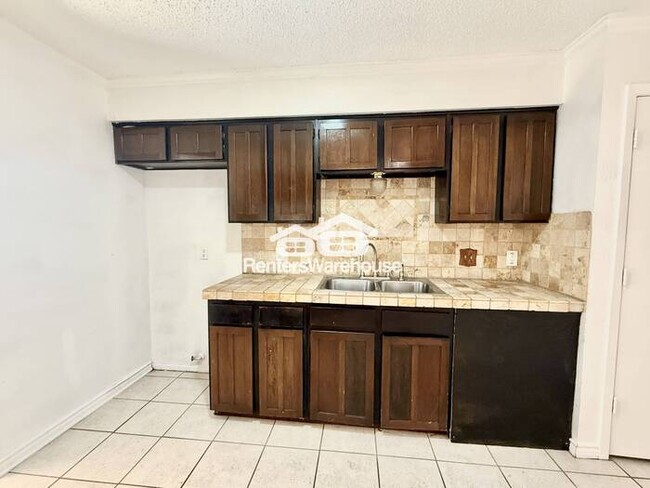 Building Photo - 3-Bedroom, 2-Bath Home on a Spacious Corne...
