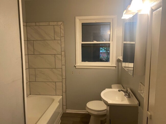 Building Photo - 600 SE Greystone Ave