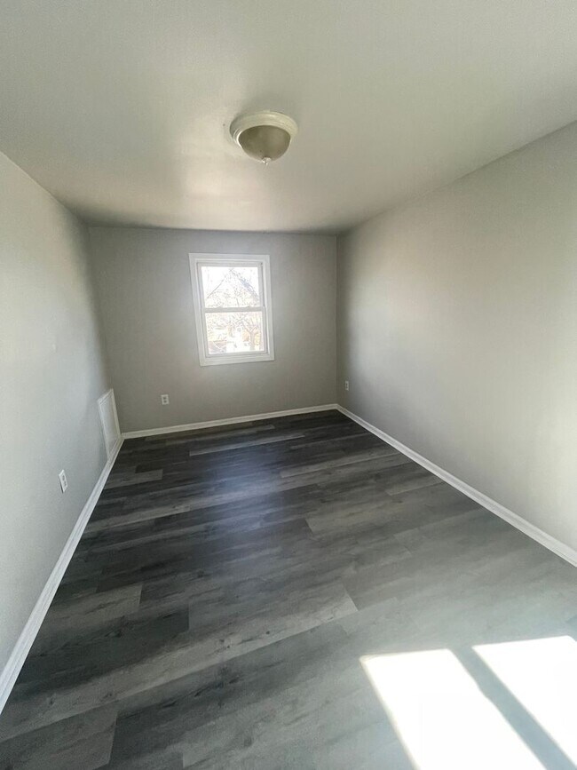 Building Photo - Beautiful and spacious 4 Bedroom 2 Bath House in Calumet City, IL MUST SEE