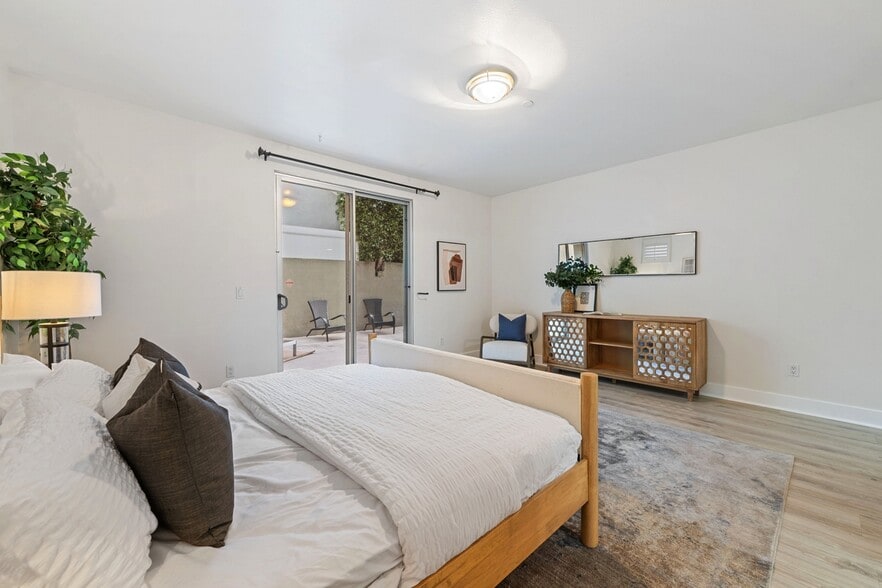 Building Photo - 2240 S Beverly Glen Blvd