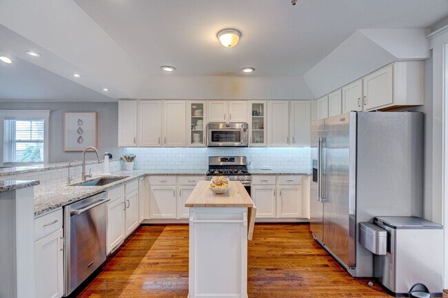 Building Photo - Midtown Rental in Forest Hills