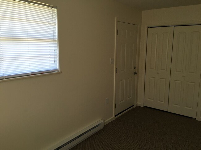 Building Photo - Lakeview Drive Bell 2503-2507 (Tri-plex)