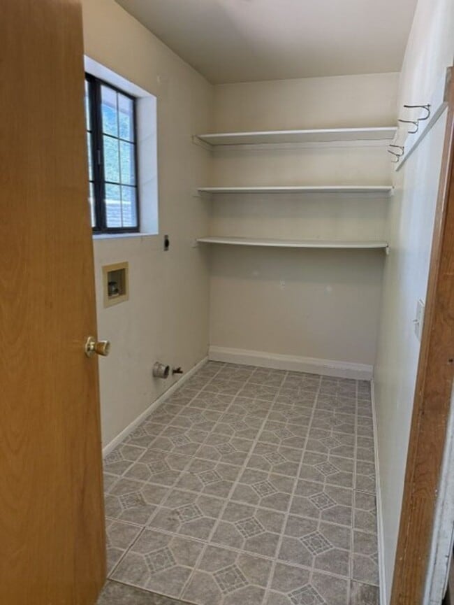 Building Photo - 2 Bedroom 1 Bath Contact Property Pros Property Management