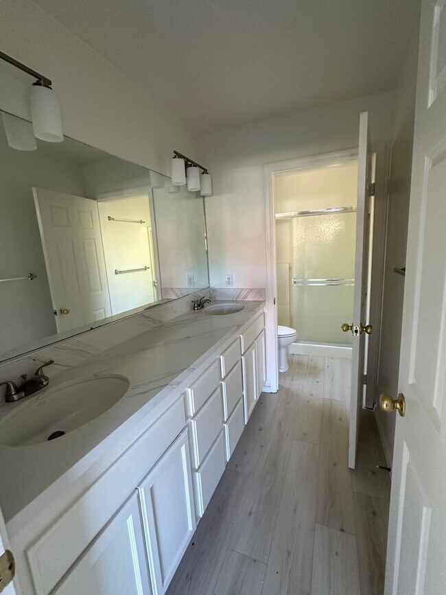 Building Photo - Significant rent reduction! Beautiful home in gated golf course community