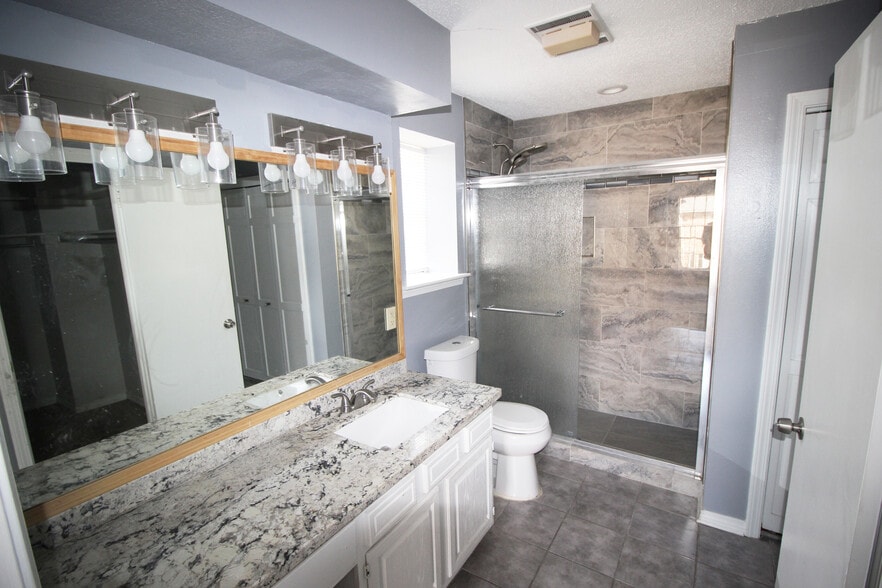 Building Photo - 300 33rd St