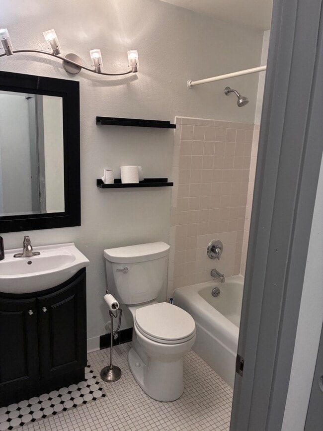 Building Photo - 2222 E Belleview Pl