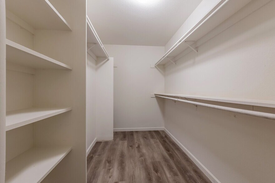 Building Photo - 517 E Kristal Way