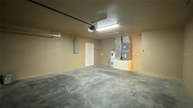 Building Photo - 523 Silver Way Dr
