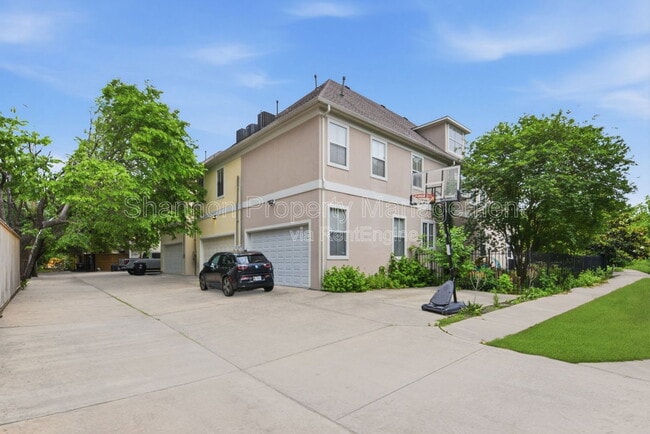 Building Photo - 4424 Blossom St