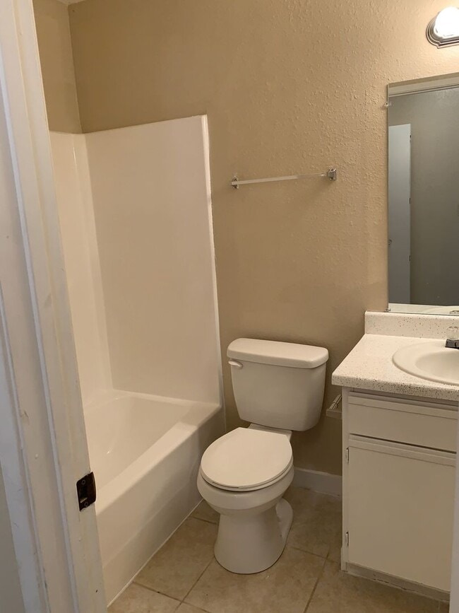 Building Photo - Newly refreshed spacious 2bedrooms,2 baths duplex in Eagle Lake, TX.