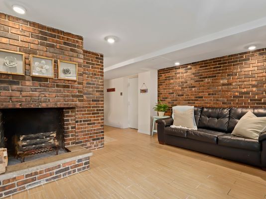 Building Photo - 806 W George St