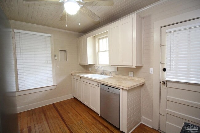 Building Photo - 3102 E De Soto St