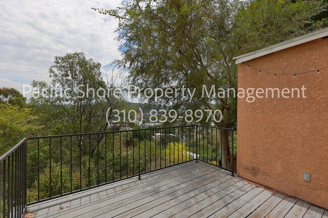 Building Photo - 2716 Medlow Ave