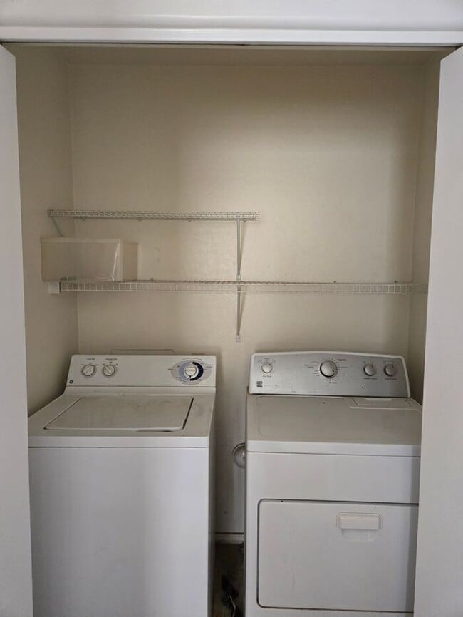 Building Photo - 2 Bedroom, 2 Bath Available Now!