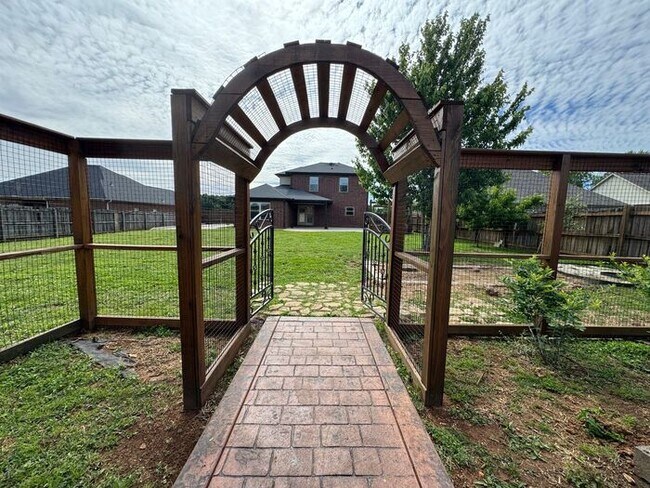 Building Photo - Fenced yard, great location