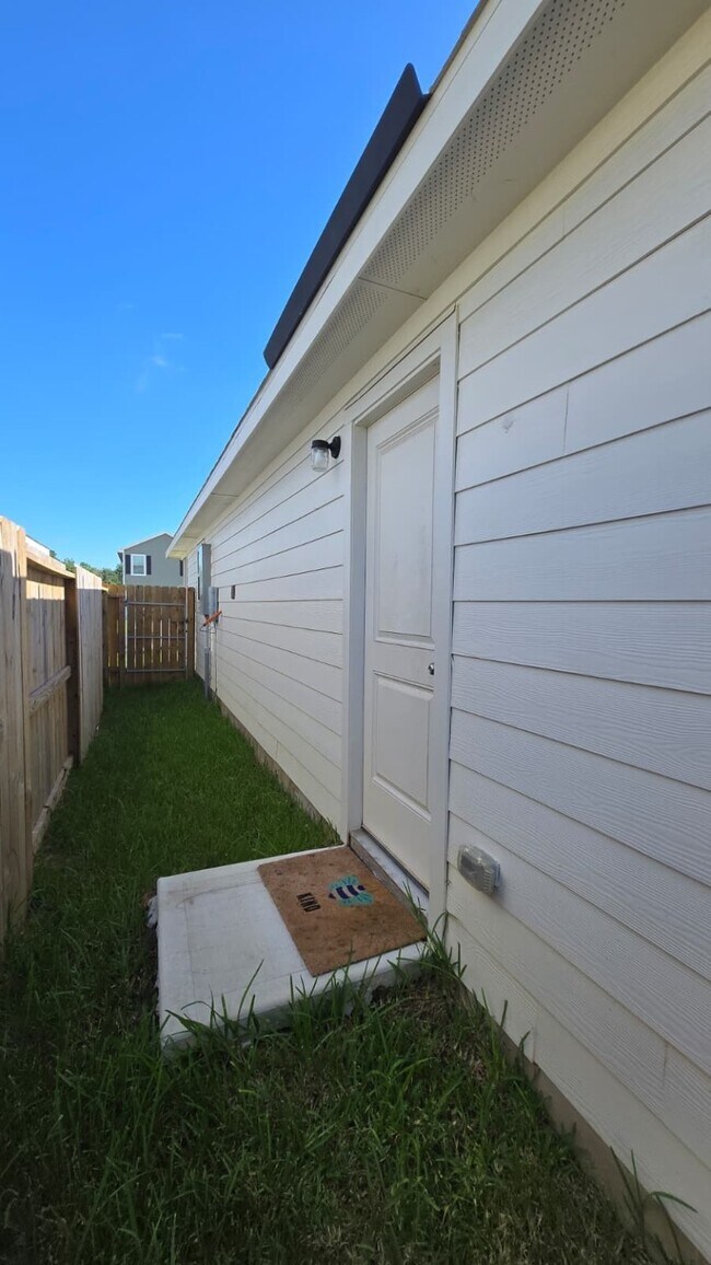 Building Photo - 16810 N Marie Vlg Dr