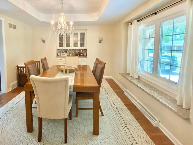 Building Photo - Desirable Mequon Home in Heart of Ville du...