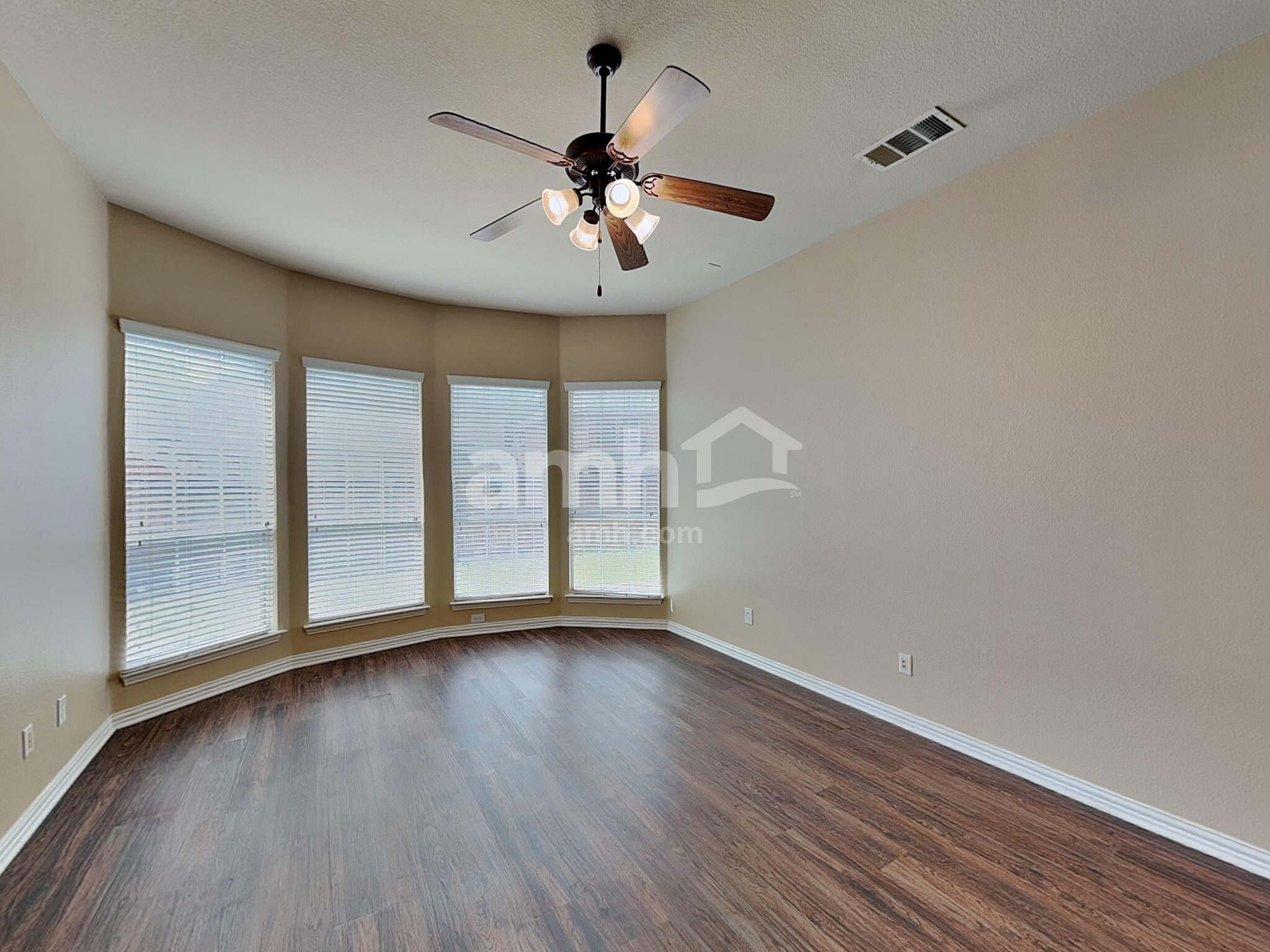 Building Photo - 1310 Golf Club Dr