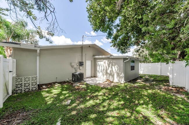 Building Photo - Charming 3 bedroom 2 bath in North Clearwa...