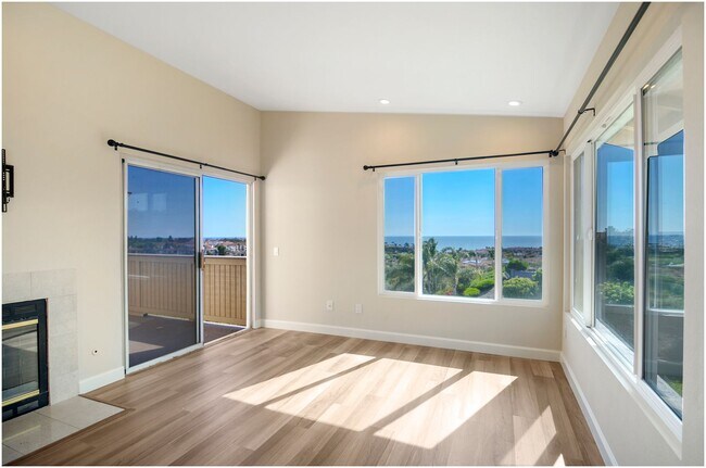 Building Photo - Stunning OCEAN VIEW Condo!