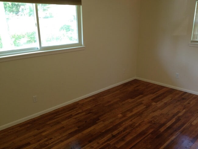 Building Photo - 1306 Elberta Dr