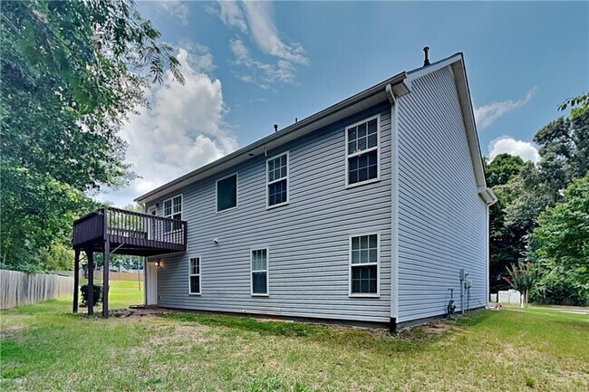 Building Photo - 405 Aristocrat Dr SW