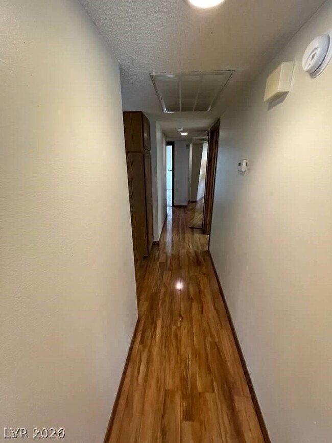 Building Photo - 600 Woodmount Dr