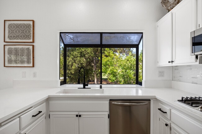 Building Photo - 31 Oak Knolls