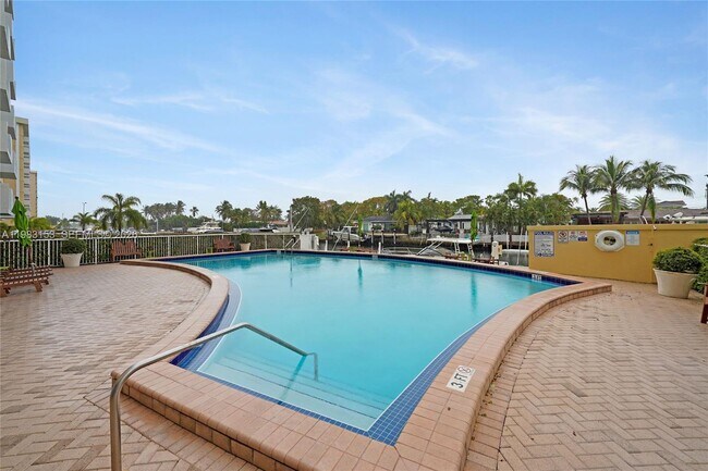 Building Photo - 2000 NE 135th St