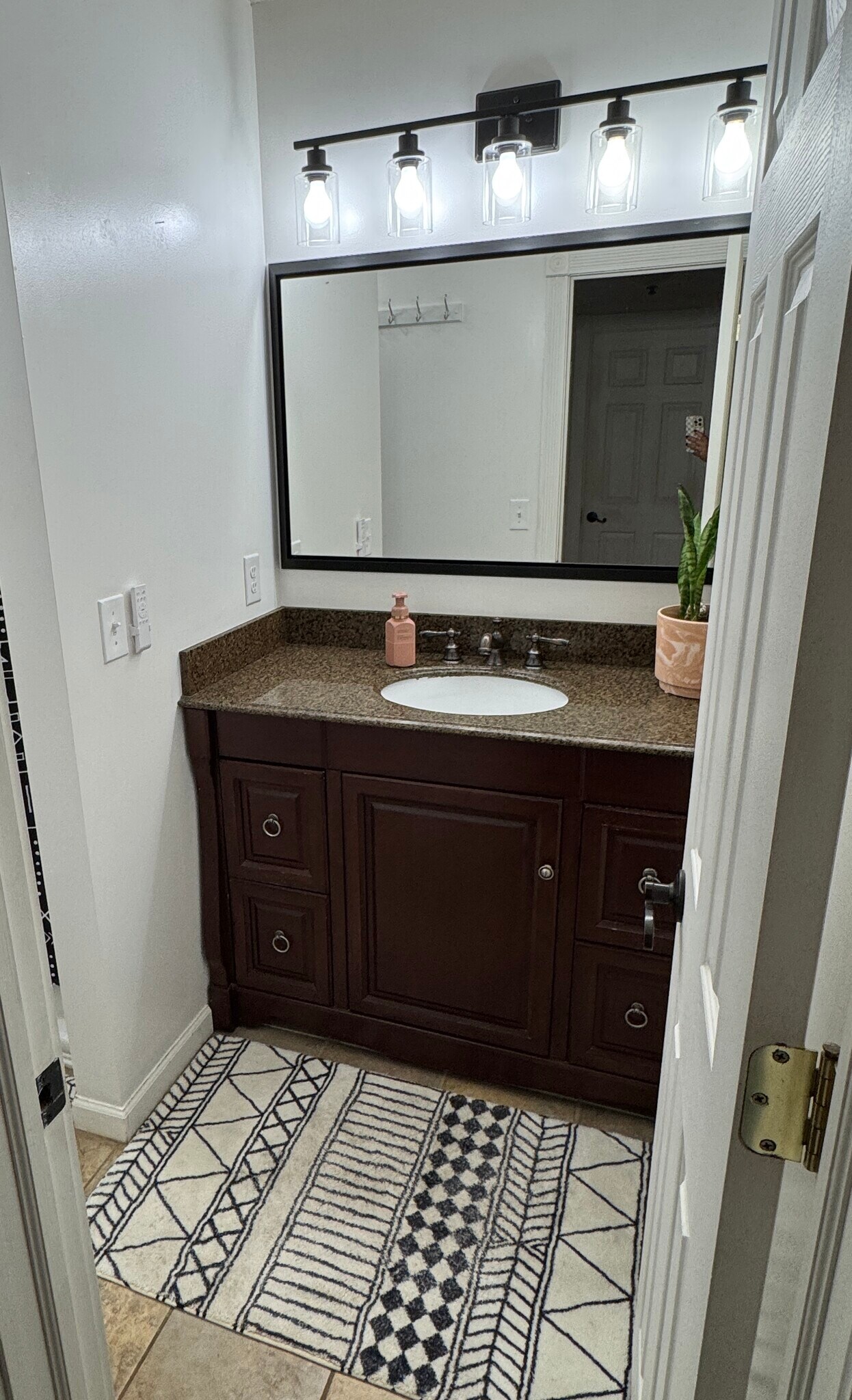 Building Photo - 1812 Lakeview Dr