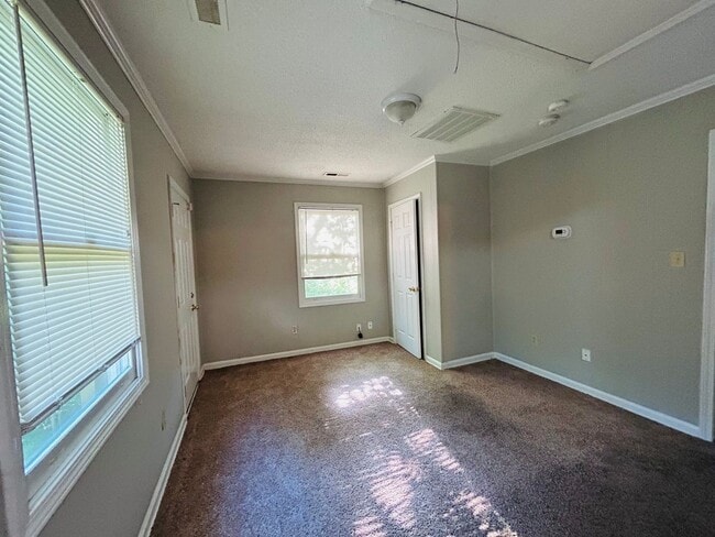 Building Photo - Lovely 3 bedroom, 2.5 bathroom 2-story hom...