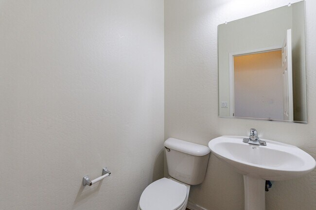 Building Photo - Spacious 4 Bed 2.5 Ba in Gated Community