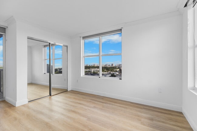 Building Photo - 1800 Sunset Harbour Dr