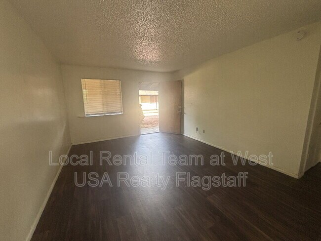 Building Photo - 2219 E Dortha Ave